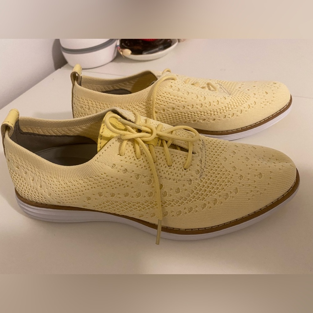 New yellow cole haan size Eur 37 or US 6.5. Never worn, pristine